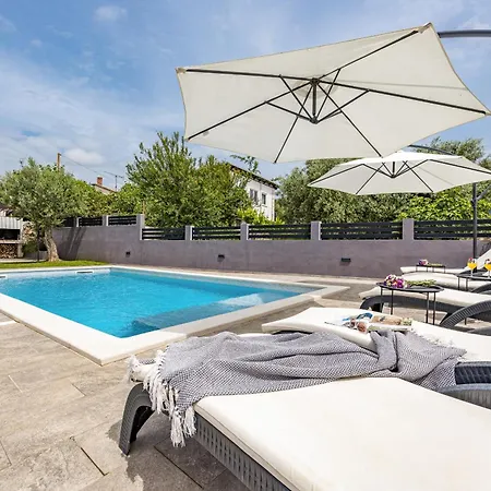 Kali Near Pula For 8 People With Fitness & Sea View *